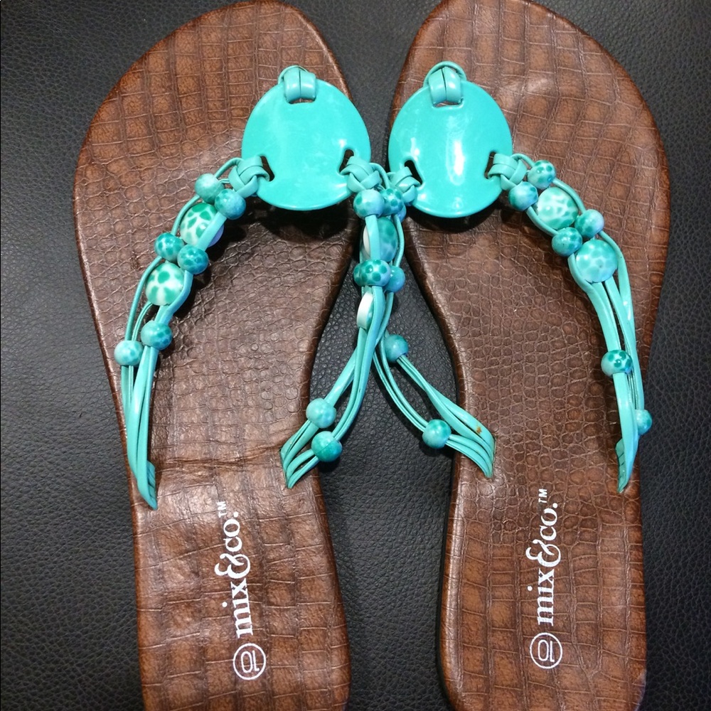 Like-new sandals